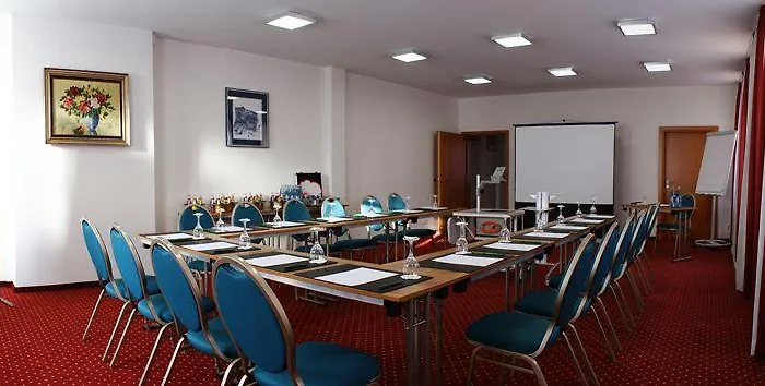 Bayerischer Hof Hotel 4*