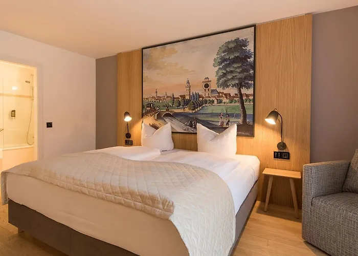 Bayerischer Hof Hotel 4*
